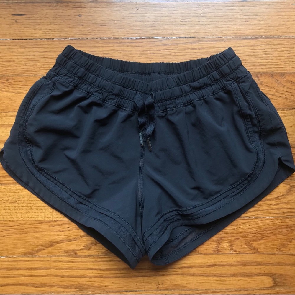 Lululemon Size: 4/6 Black Short Shorts